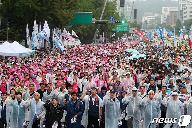 15일 서울 종로구 사직로 일대에서 열린 '윤석열 정권 퇴진 7.15 범국민대회'에서 참가자들이 후쿠시마 핵오염수 해양투기 반대, 윤석열 정권 퇴진 등을 촉구하고 있다. 2023.7.15/뉴스1