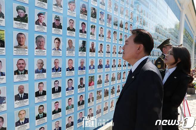 우크라이나를 전격 방문한 윤석열 대통령이 15일(현지시간) 키이우 전사자 추모의 벽을 살펴보고 있다. (대통령실 홈페이지) 2023.7.15/뉴스1 ⓒ News1 오대일 기자