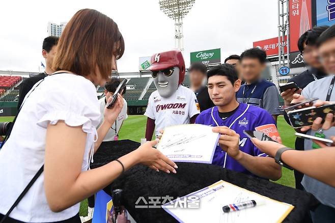 나눔 올스타 키움 이정후가 15일 사직구장에서 열린 2023 KBO리그 올스타전 팬사인회에서 팬들에게 사인을 해주고 있다. 2023. 7. 15. 사직 | 박진업기자 upandup@sportsseoul.com