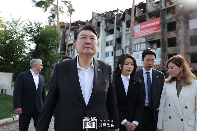 윤석열 대통령과 김건희 여사가 15일(현지 시각) 키이우 인근 지역의 민가 폭격 현장을 둘러보고 있다./대통령실 홈페이지