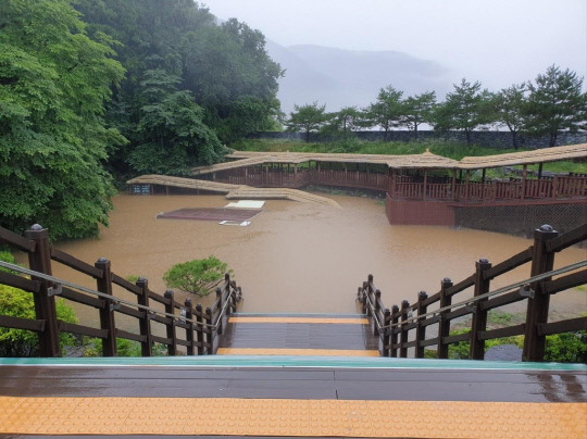 15일 충북 단양군에 강한 비가 내리며 단양고수동굴과 온달동굴이 물에 잠겼다. 사진=단양군 제공.