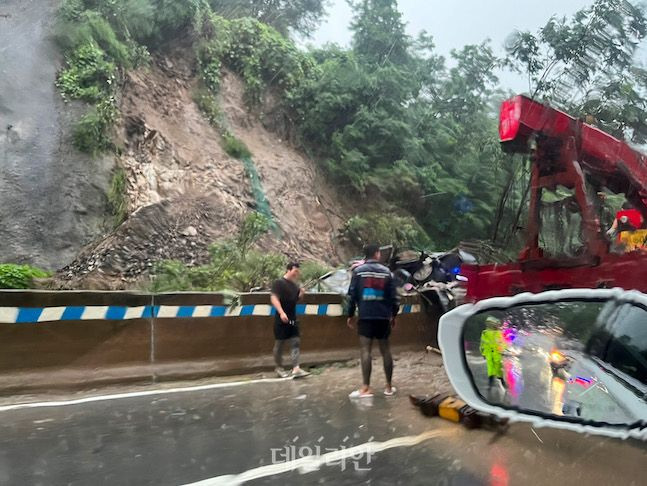 청주 3차 외곽도로가 집중호우로 낙석과 토사물이 도로에 유입되면서 소방대와 경찰, 중장비가 동원돼 도로정비 작업을 하고 있다. ⓒ독자제보