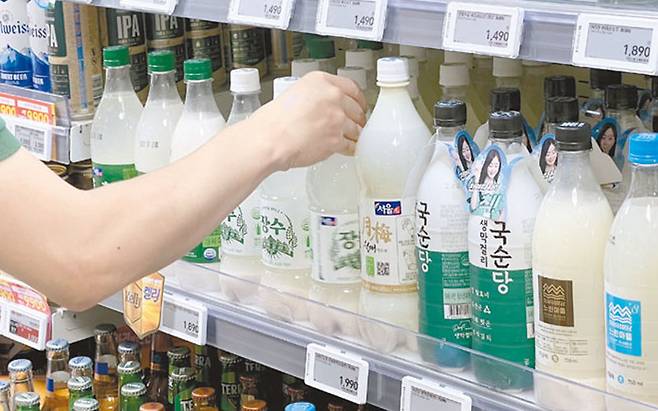 14일 서울의 한 마트에서 시민이 막걸리 병에 적힌 성분표를 살펴보고 있다. 송은석 기자 silverstone@donga.com