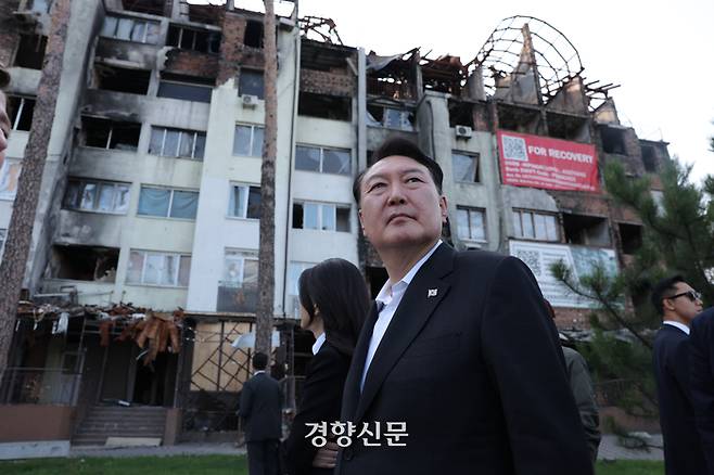 전쟁 중인 우크라이나를 전격 방문한 윤석열 대통령과 김건희 여사가 15일(현지시간) 미사일 공격을 받은 이르핀 지역을 윤 대통령이 둘러보고 있다. 김창길기자, 사진제공 대통령실