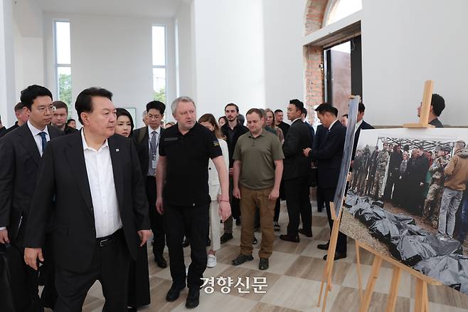 폴란드 순방을 마친 윤석열 대통령이 15일(현지시간) 키이브주의 도시 부차에서 윤석열 대통령이 전쟁 사진을 바라바고 있다. 김창길기자, 사진제공 대통령실