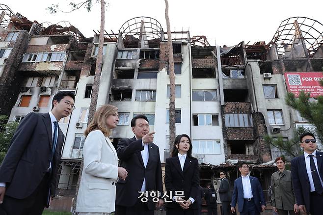 전쟁 중인 우크라이나를 전격 방문한 윤석열 대통령과 김건희 여사가 15일(현지시간) 미사일 공격을 받은 이르핀 지역을 둘러보고 있다. 김창길기자, 대통령실 제공