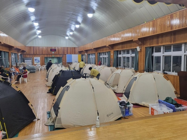 집중 호우로 학교 체육관에 임시 대피한 익산 주민들. 익산시 제공.