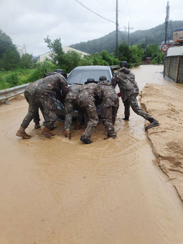 경북 봉화군 봉하읍에서 15일 50사단 장병들이 수해피해 복구 작업을 벌이고 있다. 연합뉴스(육군 제공)