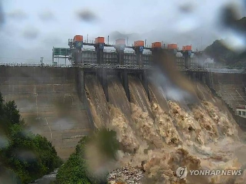 사흘째 이어진 폭우로 충북 괴산군 칠성면에 있는 괴산댐이 만수위를 넘어 월류 중이다. 사진은 한국수력원자력이 제공하는 괴산댐 실시간 영상 캡처. [출처=연합뉴스]