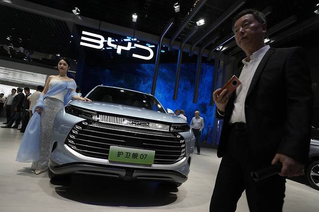 지난 4월 18일 개최된 ‘중국 상하이 모터쇼’에 전시된 비야디(BYD) 전기자동차 [AP = 연합뉴스]