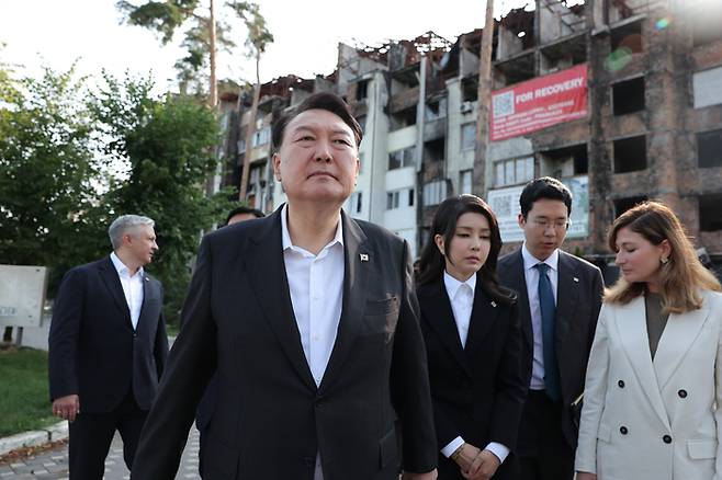 폴란드 수도 바르샤바에서 국빈급 공식 방문 일정을 마치고 우크라이나를 전격 방문한 윤석열 대통령과 김건희 여사가 15일(현지시간) 키이우 인근의 이르핀 민가 폭격 현장을 방문하고 있다.