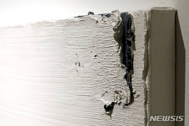 [서울=뉴시스] 박진희 기자 = ‘아트픽(Art Pick) 30’ 참여 작가 김근태 작품 부분 확대. 김근태 화백은 ‘숨'시리즈와 '결'시리즈로 여유로운 작업세계를 전한다. 마치 텅 빈 것 같은 화면은 담백한 조선 백자같다. 수백, 수천 번 붓질이 오가고 물감층을 겹겹이 쌓았지만 고요해 보이는 완벽한 '정중동 미학'이다. ‘숨’ 시리즈는 돌가루로 ‘결’시리즈는 유화 작업으로 완성됐다. 2023.07.15. pak7130@newsis.com