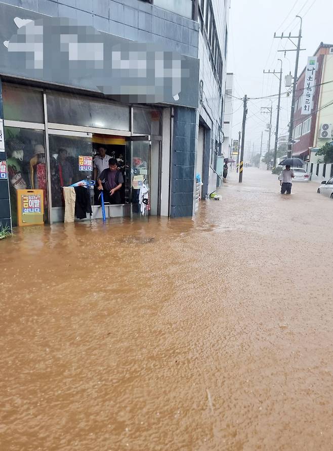 [군산=뉴시스] 김얼 기자 = 전북 대부분 지역에 호우경보가 발효된 14일 전북 군산시 문화동 일대가 쏟아져 내린 빗물로 넘실대고 있다. (사진=전북소방본부 제공) 2023.07.14. pmkeul@nwsis.com *재판매 및 DB 금지