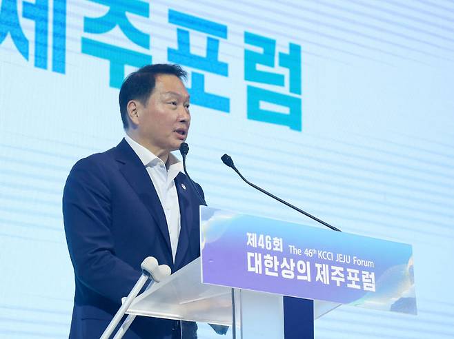 [제주=뉴시스]최태원 대한상공회의소 회장이 15일 제주 해비치 호텔·리조트에서 열린 제46회 제주포럼 폐회식에 참석해 폐회사를 하고 있다. (사진 = 대한상의) photo@newsis.com    *재판매 및 DB 금지