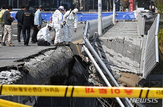 [성남=뉴시스] 김종택 기자 = 보행로 붕괴사고로 2명의 사상자가 발생한 경기도 성남시 분당구 정자교 사고 현장에서 7일 오전 경찰과 국과수 등 관계자들이 합동감식을 하고 있다. 2023.04.07. jtk@newsis.com