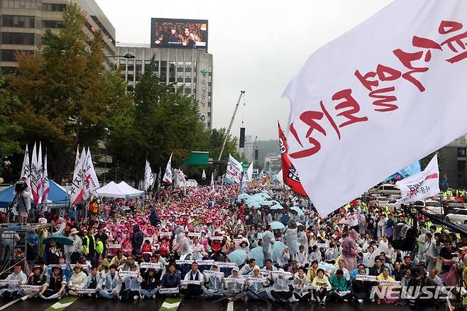 [서울=뉴시스] 조성봉 기자= 15일 오후 서울 종로구 경복궁역에서 열린 ‘윤석열 정권 퇴진 7.15 범국민대회’에서 민주노총, 전국농민회총연맹 등 시민사회단체 참가자들이 구호를 외치고 있다. 2023.07.15.suncho21@newsis.com