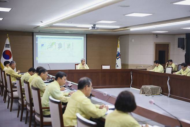 천범산 충북도교육청 부교육감(가운데)이 15일 오후 교육청 회의실에서 긴급 대책회의를 주재하고 있다.2023.07.15.kipoi@newsis.com  *재판매 및 DB 금지