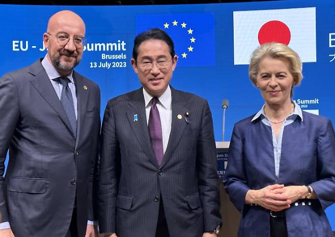 샤를 미셸 EU 상임의장, 기시다 후미오 일본 총리, 우르줄라 폰데어라이엔 EU 집행위원장이 13일(현지시간) EU-일본 정상회담 공동 기자회견 뒤 기념사진을 촬영하고 있다. 연합뉴스
