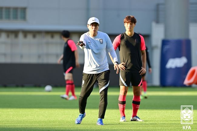 [사진] 황선홍 감독과 이상민 / 대한축구협회 제공.