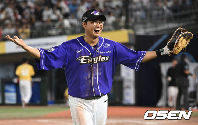 [OSEN=부산, 김성락 기자] 15일 오후 부산 사직야구장에서 ‘2023 신한은행 SOL KBO 올스타전’ 경기가 열렸다. 7회초 종료 후 나눔 채은성은 더그아웃으로 이동하고 있다.  2023.07.15 /ksl0919@osen.co.kr