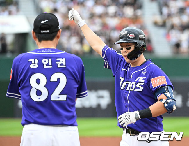 [OSEN=부산, 이대선 기자] 15일 오후 부산 사직야구장에서 2023 신한은행 SOL KBO 올스타전이 열렸다.1회초 무사에서 나눔 올스타 박건우가 중전 적시타를 치고 환호하고 있다. 2023.07.15 /sunday@osen.co.kr