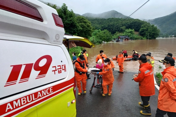 15일 오전 충남 공주시 우성면 죽당리 일대가 호우 피해로 잠긴 가운데 소방대원들이 구조 보트를 이용해 마을 내 요양원에 고립된 입소자들을 구출하고 있다. 2023.7.15 연합뉴스