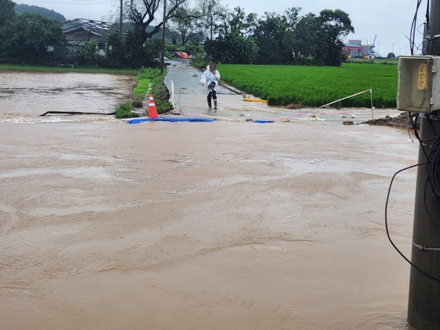 충남 보령시 남포면 삼현리에 14일 오후 2시 50분께 폭우로 주택이 침수되면서 주민 1명이 구조됐다. 이날 호우경보가 내려진 보령에는 0시부터 오후 7시까지 165.5㎜의 비가 내렸다. 충남소방본부 제공