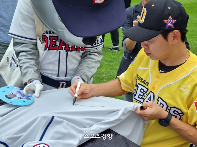 두산 정수빈이 15일 KBO 올스타전에서 팬의 유니폼에 사인을 하고 있다. 사직|배재흥기자