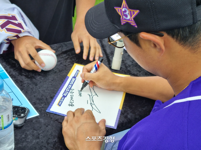 15일 KBO 올스타전에서 팬에게 사인을 하는 한화 채은성. 사직|배재흥 기자