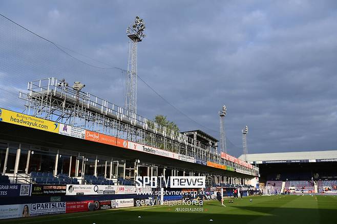 ▲ 작은 관중석 규모에 입장 시 주택가를 통과해 화제가 됐던 루턴 타운 홈구장, 케닐워스 로드 스타디움.