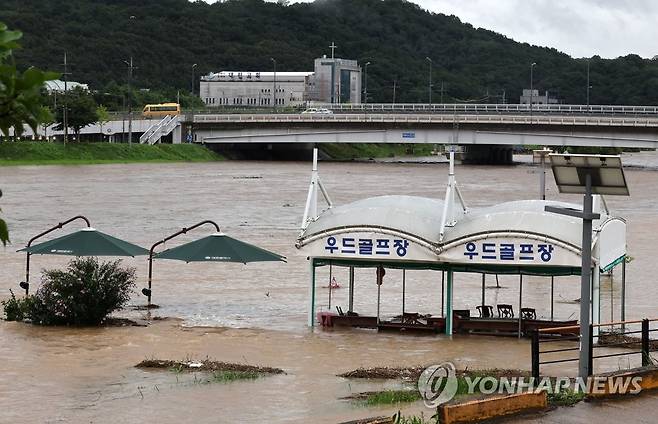 수위 상승한 갑천 (대전=연합뉴스) 김준범 기자 = 14일 오전 대전시 서구 월평동 만년교 인근 하천변 수위가 높아져 있다. 금강홍수통제소는 이날 오전 8시 50분을 기해 대전 갑천 만년교에 홍수주의보를 발령했다. 2023.7.14 psykims@yna.co.kr