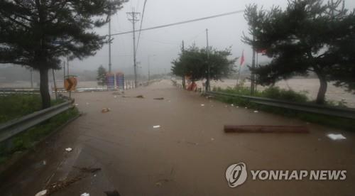 괴산댐 방류로 물에 잠긴 수전교  (괴산=연합뉴스) 이성민 기자 = 집중호우와 괴산댐 방류로 충북 괴산군 달천의 물이 불어난 15일 오전 댐 하류 1km 지점에 있는 수전교가 잠겨 있다. 2023.7.15.