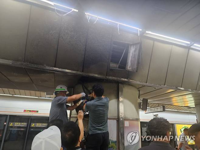 3호선 대치역 화재 24분만에 진압…지하철 정상운행 (서울=연합뉴스) 안정훈 기자 = 15일 오전 7시53분께 서울지하철 3호선 대치역에서 화재가 발생했다.
    소방당국은 소방관 81명과 장비 19대를 투입해 화재 발생 24분 만인 오전 8시17분 화재 진화를 완료했다. 2023.7.15 photo@yna.co.kr