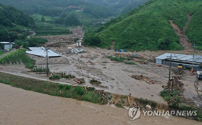 집중호우로 사라져 버린 우사 (예천=연합뉴스) 윤관식 기자 = 15일 오후 경북 예천 은풍면 한 우사가 집중호우로 인한 산사태에 흔적도 없이 쓸려 내려간 모습을 보이고 있다. 2023.7.15 psik@yna.co.kr