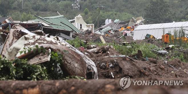 산사태에 초토화된 마을 (예천=연합뉴스) 윤관식 기자 = 15일 오후 경북 예천군 효자면 백석리의 한 마을이 집중호우로 인한 산사태로 초토화된 모습을 보이고 있다.
    이 마을에서 주택 5가구가 매몰돼 4명이 사망하고 1명을 수색 중이다. 2023.7.15 psik@yna.co.kr