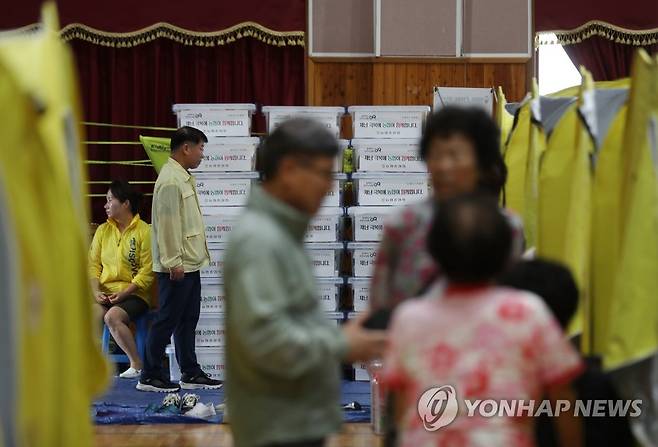 김제 난산초등학교로 대피한 주민들 (김제=연합뉴스) 임채두 기자 = 15일 오후 전북 김제시 백구면 난산초등학교 강당에 주민들이 모여 있다. 
    주민 86명은 전날 마산천이 빗물에 불어나자 이곳으로 대피했다. 2023.7.15 doo@yna.co.kr