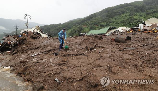 산사태 매몰 실종자 수색하는 경찰 (예천=연합뉴스) 윤관식 기자 = 15일 오후 경북 예천군 효자면 백석리의 한 마을이 집중호우로 인한 산사태로 초토화된 가운데 실종자 수색이 진행되고 있다.
    이 마을에서 주택 5가구가 매몰돼 4명이 사망하고 1명을 수색 중이다. 2023.7.15 psik@yna.co.kr