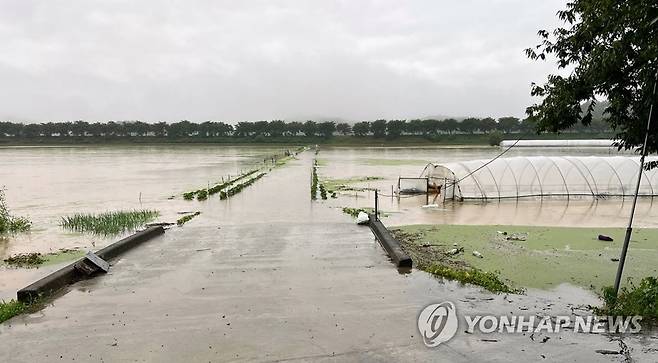 폭우로 물에 잠긴 청양 농경지 (부여=연합뉴스) 15일 새벽 충청권에 쏟아진 폭우로 충남 청양군 청남면 동강리 일대 농경지가 물에 잠겨 있다. 지난 13일 오후부터 비가 내리기 시작한 청양에는 현재 호우경보가 발효 중이다. 2023.7.15 [청양군 제공. 재판매 및 DB 금지] sw21@yna.co.kr