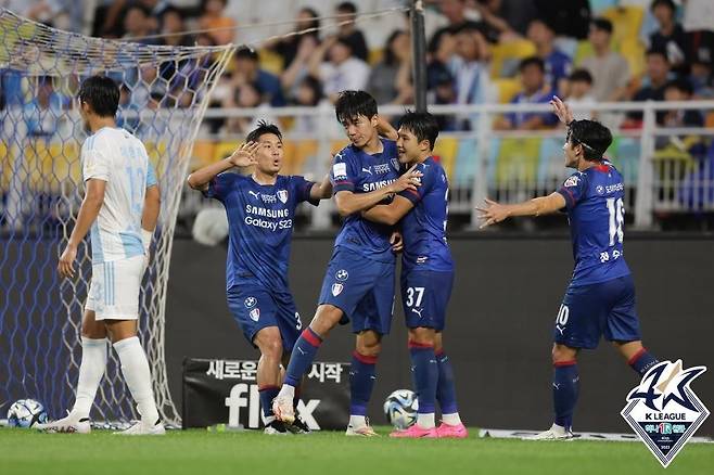 전진우의 득점을 기뻐하는 수원 삼성 선수들 [한국프로축구연맹 제공. 재판매 및 DB 금지]