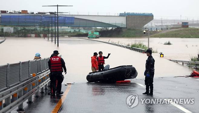 청주 지하차도 차량 침수 (청주=연합뉴스) 천경환 기자 = 많은 비가 내린 15일 충북 청주 흥덕구 오송읍 궁평제2지하차도에 차량이 침수됐다. 2023.7.15 kw@yna.co.kr