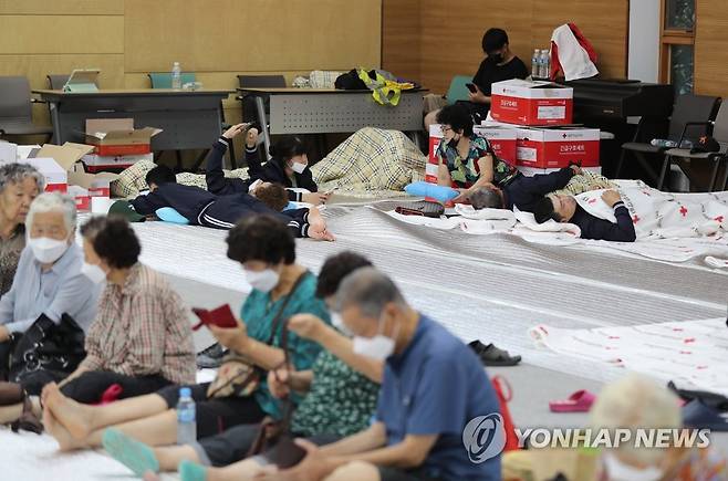 몸은 대피소에 마음은 집에 (공주=연합뉴스) 이주형 기자 = 15일 새벽부터 내린 비로 충남 공주시 옥룡동 일대가 침수된 가운데, 피해를 본 옥룡동 주민들이 공주대 옥룡 캠퍼스 안에 마련된 대피소에서 가족과 연락하고 있다. 2023.7.15 coolee@yna.co.kr