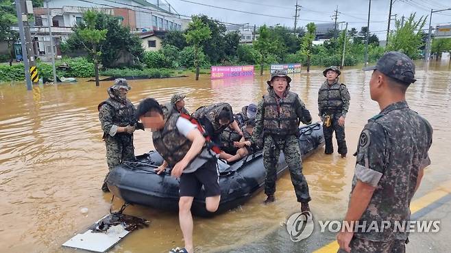 주민들 구조작업 벌이는 13특수임무여단 대원들 (서울=연합뉴스) 특전사 13특수임무여단의 재난신속대응부대 장병들이 15일 오후 충북 청주시 흥덕구 일대에서 폭우로 인해 고립된 주민들을 대상으로 수색ㆍ구조작전을 수행하고 있다. 2023.7.15 [육군 제공. 재판매 및 DB 금지] photo@yna.co.kr