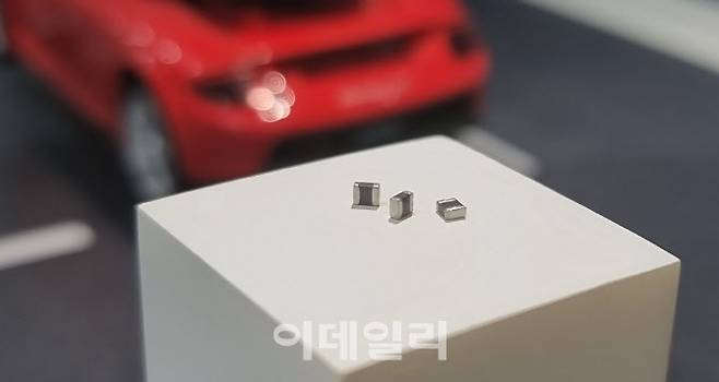 삼성전기가 개발한  가로 2.0mm, 세로 1.6mm 크기의 전장용 파워인덕터. 사진=삼성전기