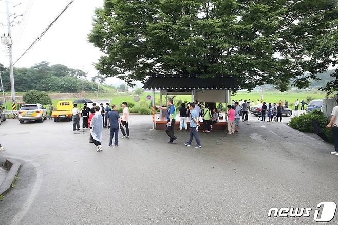 논산 성동면 우곤1리 마을회관 앞에서 논산시 관계자와 경찰이 상황 파악에 주력하고 있다.2023.7.16/뉴스1 김낙희 기자