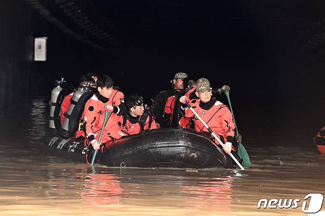 공군 제6탐색구조전대 항공구조사들이 충북 청주시 오송읍 궁평리 지하차도로 실종자 수색작전 후 복귀하고 있다. (공군 제공) 2023.7.16./뉴스1