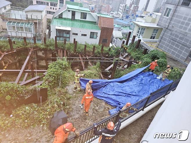 16일 오후 3시52분에는 부산 진구 초읍동 한 공사장에 호우로 토사가 흘려내려 소방이 안전조치를 하고 있다.(부산소방재난본부 제공)