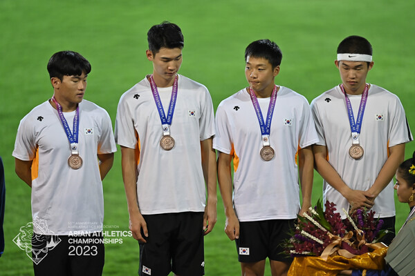 지난 12일 남자 400m 계주에서 고승환(26) 신민규(23·이상 국군체육부대) 이시몬(22·한국체대) 박원진(20·속초시청)과 호흡을 맞춰 38년 만에 동메달을 목에 걸었다. 시상대에서 메달을 걸고 있다. 사진┃아시아육상선수권 홈페이지