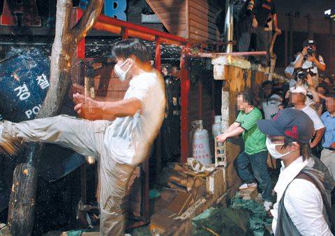 2008년 6월 25일 오후 10시30분쯤 서울 광화문 근처 골목에서 청와대 쪽으로 향하던 광우병 쇠고기 수입반대‘촛불시위대’가 경찰과 격렬하게 충돌하고 있다./조선일보DB