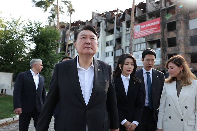 윤석열 대통령과 부인 김건희 여사가 15일(현지시간) 키이우 인근 미사일 공격이 집중된 이르핀 민간인 주거지역을 둘러보고 있다. /대통령실