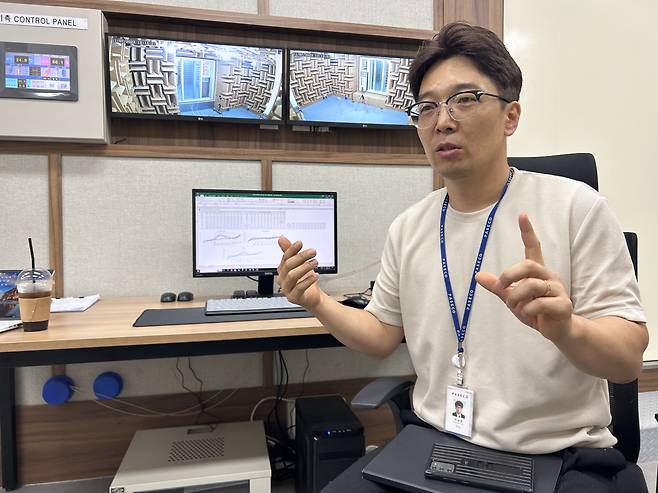 11일 이성환 파세코 연구팀장이 창문형 에어컨 제품에 관해 설명하고 있다. /김민국 기자